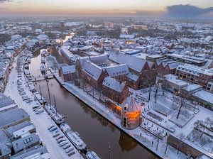 Die verschneite Thorbeckegracht in Zwolle an einem kalten Wintermorgen