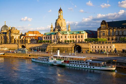 Dresden met de Frauenkirche en een schoepenradstoomboot op de Elbe rivier