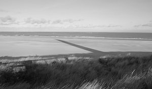 Schatten über dem stillen Strand am Leuchtturm von Texel.