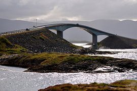 Storseisundet Brug aan de Atlantische Weg Noorwegen van Dlanor
