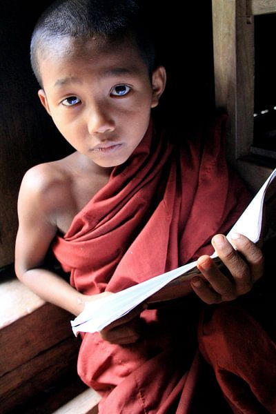 Junger buddhistischer Mönch in Myanmar von Gert-Jan Siesling