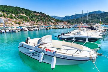 Boote an der idyllischen Küste von Port de Soller, Mallorca Spanien, Mittelmeer von Alex Winter