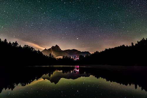 Reflet du ciel nocturne dans le lac d'Uri