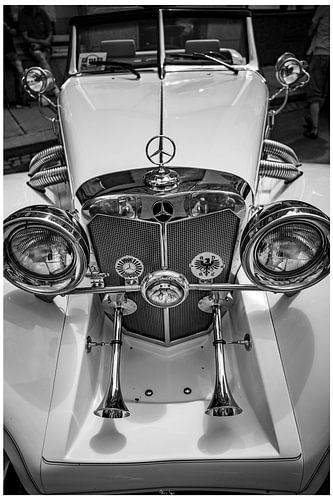 Élégance intemporelle - vue de face d'une Mercedes-Benz classique de collection