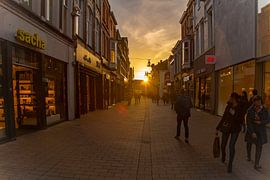 Heuvelstraat verlicht door zonsondergang