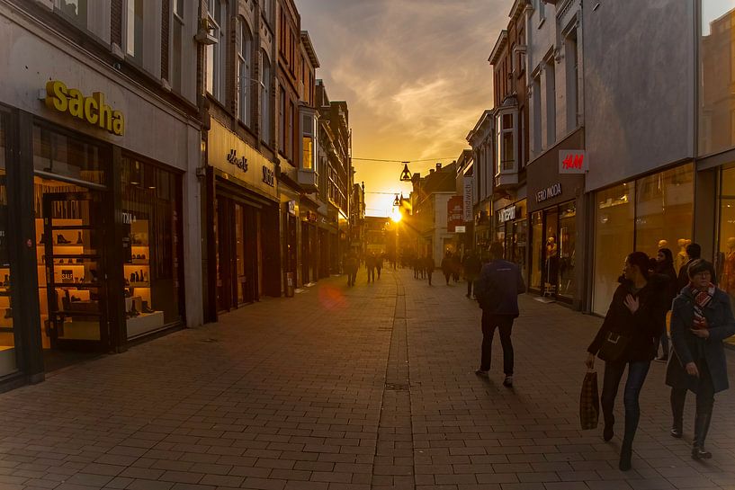 Heuvelstraat verlicht door zonsondergang by Freddie de Roeck