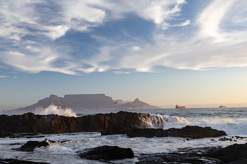 Tafelberg vanaf Bloubergstrand, bij Kaapstad van Marika Rentier