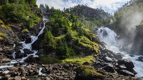 Låtefossen in Norwegen – Kraftvoller Wasserfall inmitten saftigen Grüns von Runawayphill
