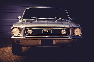 Ford Mustang vor Blau von marco de Jonge