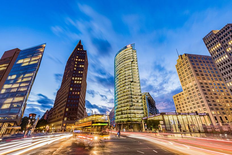 Blauw uur op de Potsdamer Platz in Berlijn van Werner Dieterich