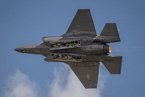 Unterseite! Lockheed Martin-F-35 Lightning II fliegt vorbei und der Pilot zeigt die Unterseite des F
