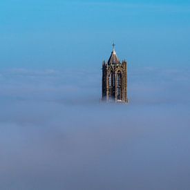De Dom in Utrecht boven de mist van Mart Gombert