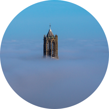 De Dom in Utrecht boven de mist van Mart Gombert