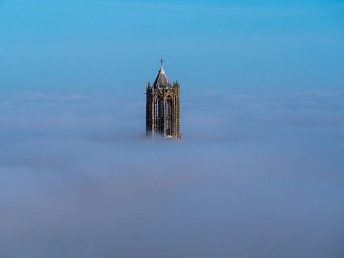 De Dom in Utrecht boven de mist