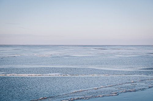 IJs in het IJsselmeer langs de dijk in Almere, Nederland | Sneeuw landschappen in ee van Evelien Lod