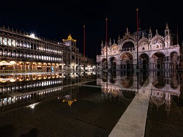 Nachts am Markusplatz in Venedig