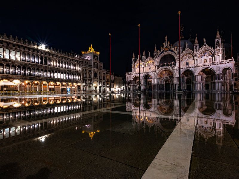 Nachts am Markusplatz in Venedig von Andreas Müller