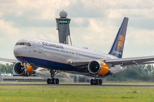 Die Boeing 767-300 der Icelandair hebt ab.