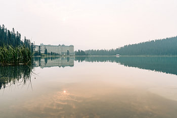 Le palais de Banff se reflétant dans l'eau