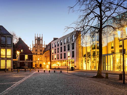 Een mooie en warme ochtend op de Domplatz, Münster