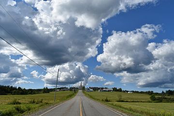 De dorpsweg onder een zomerse hemel van Claude Laprise