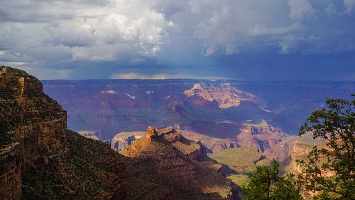 Onweer over Grand Canyon nationaal park natuur landschap panorama met zonneschijn in damatische sfeer