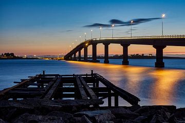 Giske-brug met de ondergaande zon op de achtergrond, Valderøy, Noorwegen van qtx