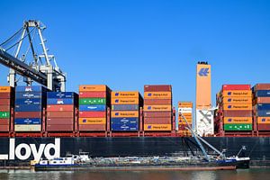 Treibstoffversorgungsschiff füllt ein Containerschiff im Hafen