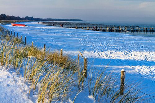 Fischerboot in Zingst im Winter