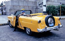 Taxi waiiting for some customer by Ignacio Genzo