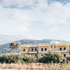 Hotels in de Griekse zon op de berg van Milou Emmerik