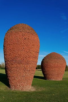 Opgestapelde bakstenen van het puin van de Tweede Wereldoorlog in het Elbauenpark in Maagdenburg van Heiko Kueverling