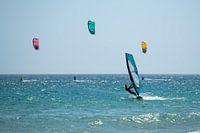 Surfer en kite surfers op zee bij Tarifa, Spanje.