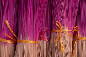 Paarse wierook bundels met lint in Vietnam van Sander Groenendijk