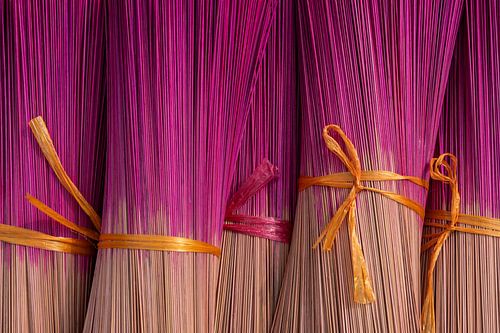Paarse wierook bundels met lint in Vietnam