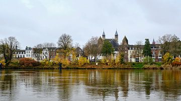 Maastricht, zicht op de binnenstad vanaf de overkant van de Maas, Limburg (Nederlandse provincie), Basiliek van Onze Lieve Vrouwe, Basiliek van Sint Servaas van Eugenio Eijck