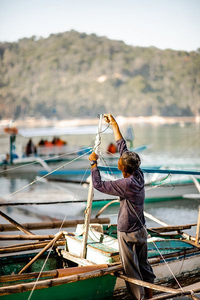Man werkt aan zijn boot in de Filipijnen van Yvette Baur