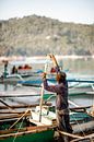 Man werkt aan zijn boot in de Filipijnen van Yvette Baur thumbnail