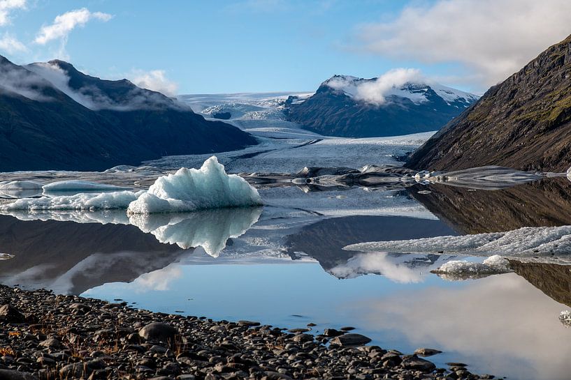 Bloemvormige Ijsblokken in gletsjermeer in Ijsland van Herman van Heuvelen