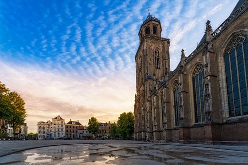 Zomerse Zonneschijn op de Lebuïnustoren en Grotekerkhofplein in Deventer