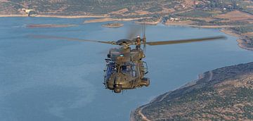 Ein griechischer NH-90 Hubschrauber Air-To-Air. von Jaap van den Berg