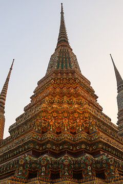 Buddha stupa, qui s'étend symétriquement dans le ciel clair sur kall3bu