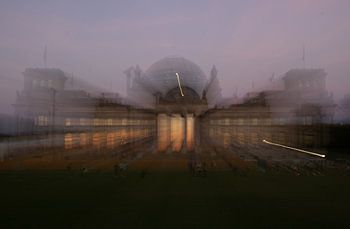 Abstract image of the Berlin Bundestag using the zooming technique.