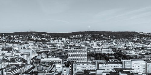 Stuttgart skyline bij schemering - monochroom