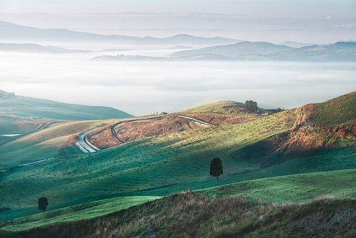 Mistig ochtendlandschap in Volterra. Toscane, Italië