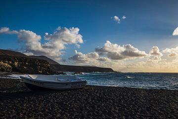 Boat on the beach by Dustin Musch