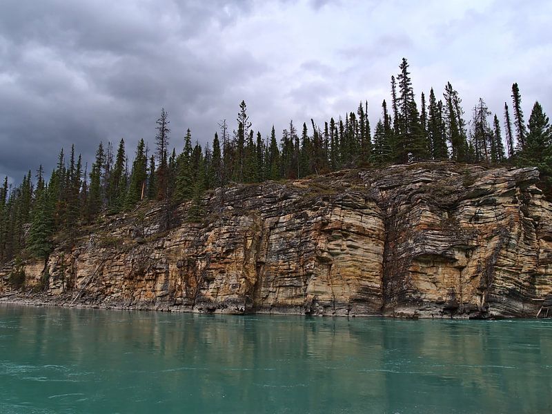 Rotswand op de Athabasca rivier van Timon Schneider