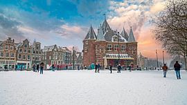 Schneebedeckter Amserdam mit der Waag auf dem Nieuwmarkt in Amsterdam in den Niederlanden im Winter bei Sonnenuntergang von Eye on You