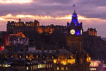 Edinburgh mit Uhrenturm und Schloss des Balmoral Hotels, Edinburgh