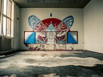 Verlaten School, België - Urbex / Verval / Oud / Graffiti / Street Art / Dier / Universiteit / Vlind van Art By Dominic